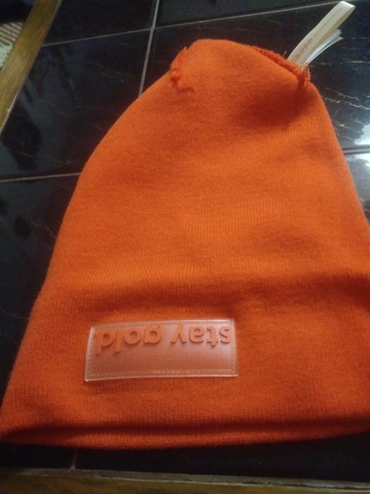 Czapka damska. Stay gold.