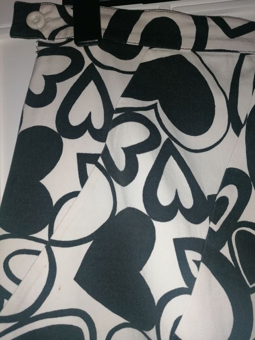 Li Sá saia Moschino