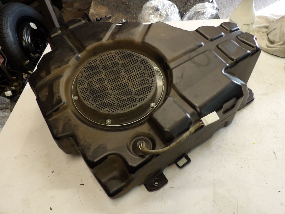 tuba subwoofer jeep grand cherokee wk2