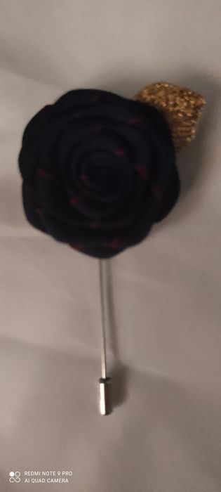 Szpilka z granatową różą do butonierki .