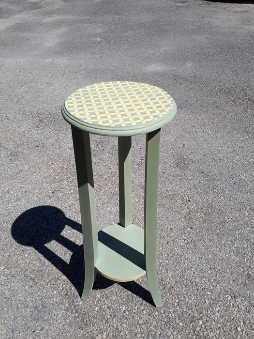 Floreira antiga pintada à mão. Cor verde azeitona e amarelo