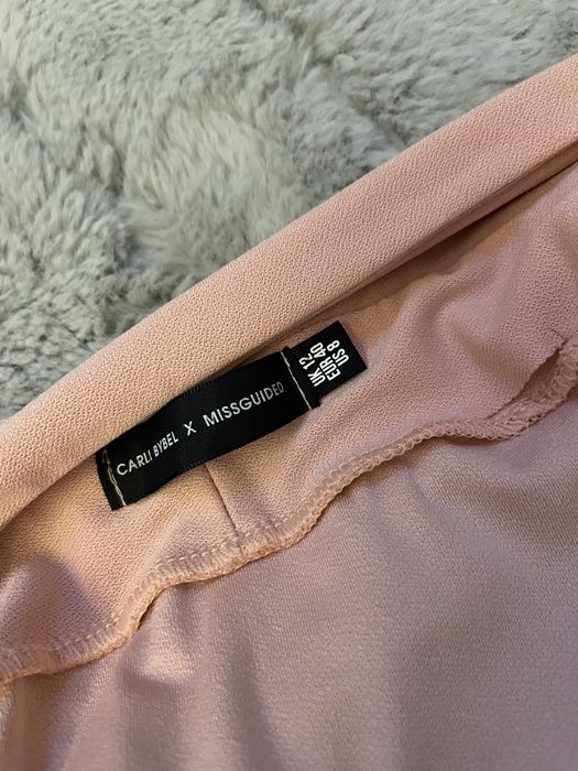 Dopasowana sukienka pudrowy róż missguided