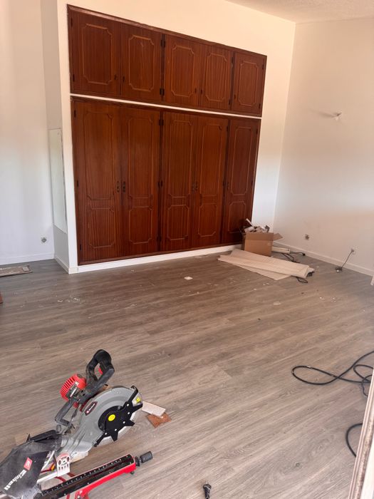 Alugar quarto em pequena quinta com área de lazer