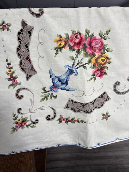 Toalha de mesa bordada a ponto cruz e 8 guardanapos