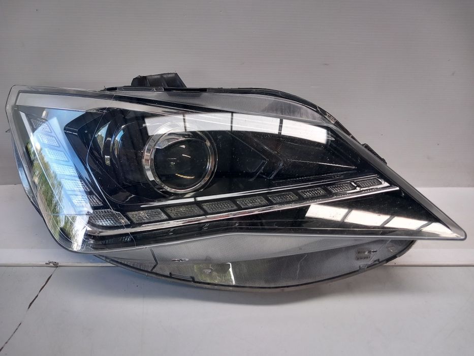 Otica direita Seat Ibiza 6J Xenon