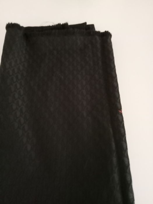 Duas  mantas uma em preto,outra em castanho.