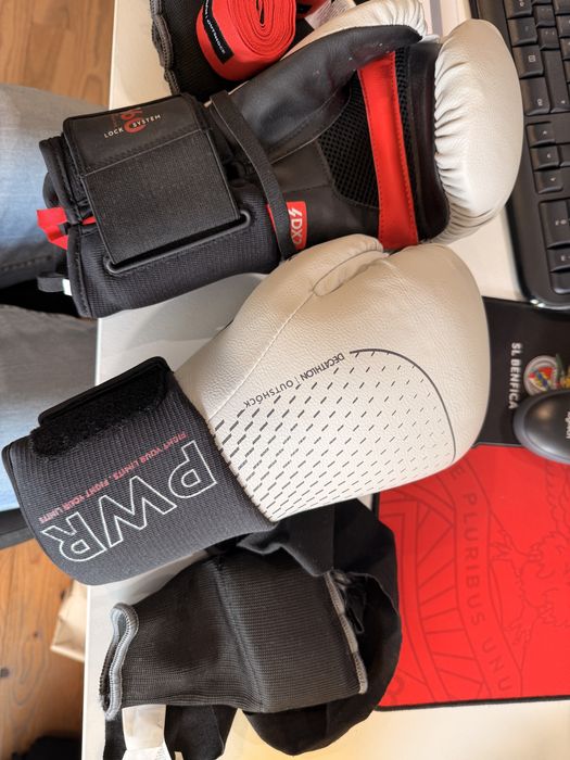 Kit de Boxe Outshock 500 (12oz) + Ligaduras + Luvas Interiores