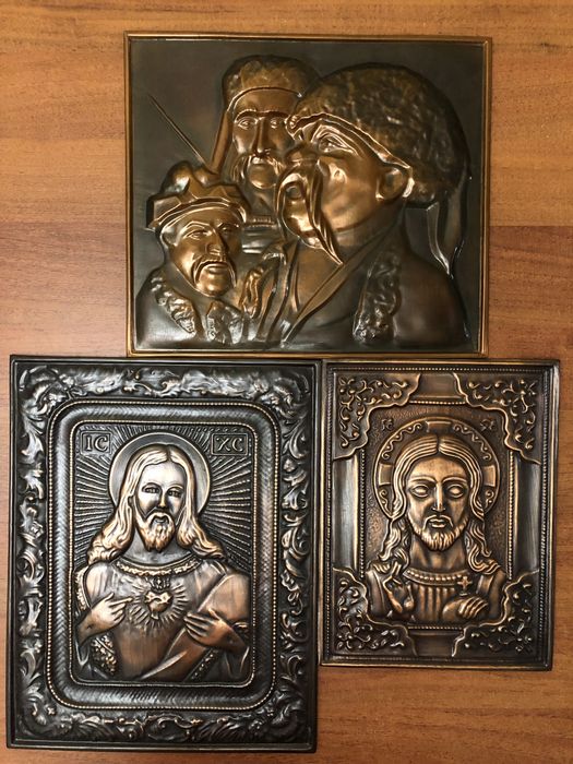 Чеканки , картины .