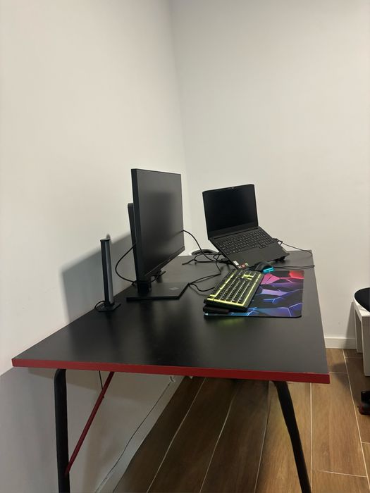Mesa gamer preta com detalhes vermelhos 134x60cm