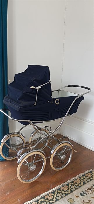 Carrinho de bebê antigo