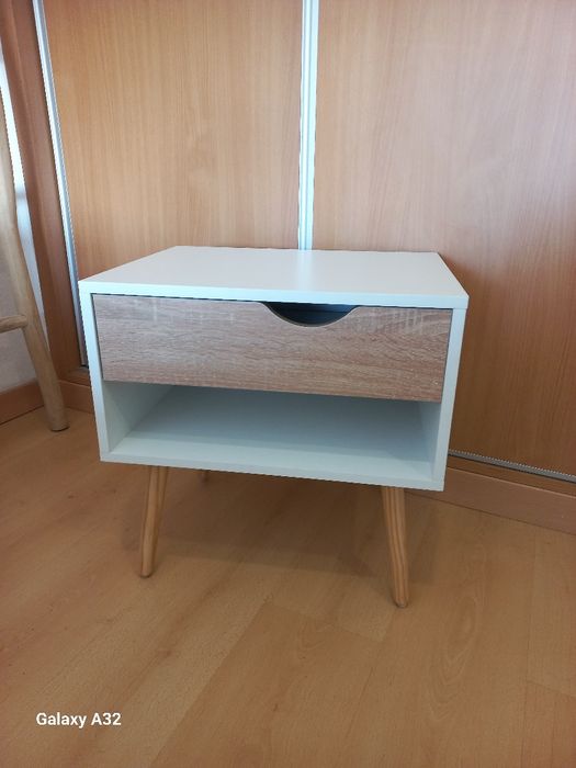 Mesa de cabeceira Nova