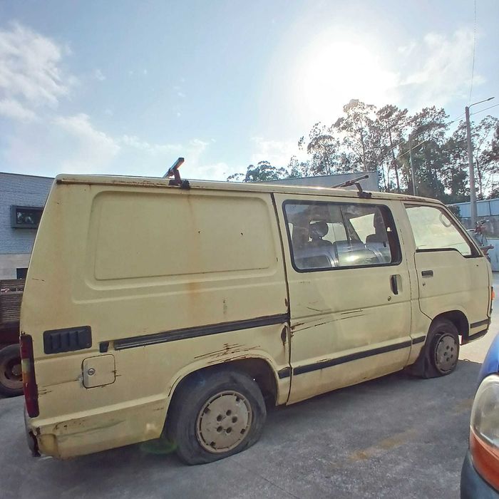 Toyota Hiace 2.4D-4D de 1990 - Peças Usadas