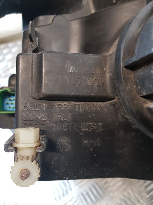 Lampa Prawa Przód Ford Fiesta Mk6 02R- Europa