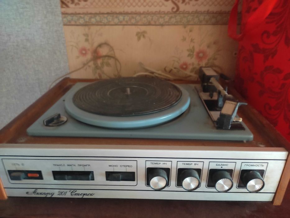 Старі програвачі і підсилювач звуку