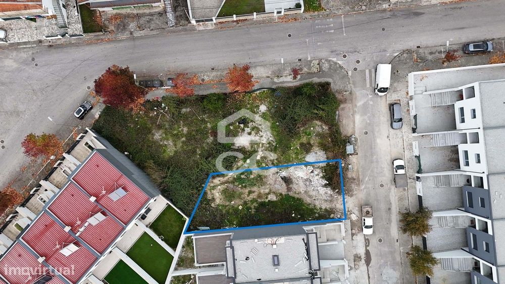 Lote para construção de uma moradia unifamiliar em banda com dois piso