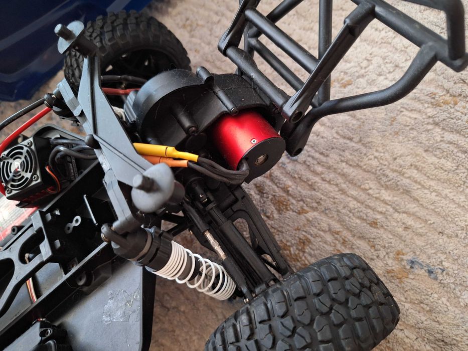 Samochód RC Traxxas Raptor po modyfikacjach 1/10