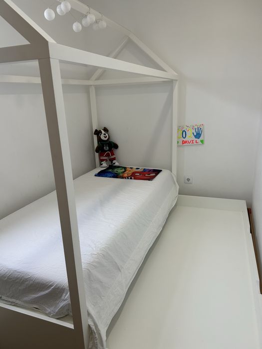 Cama infantil com recuo.