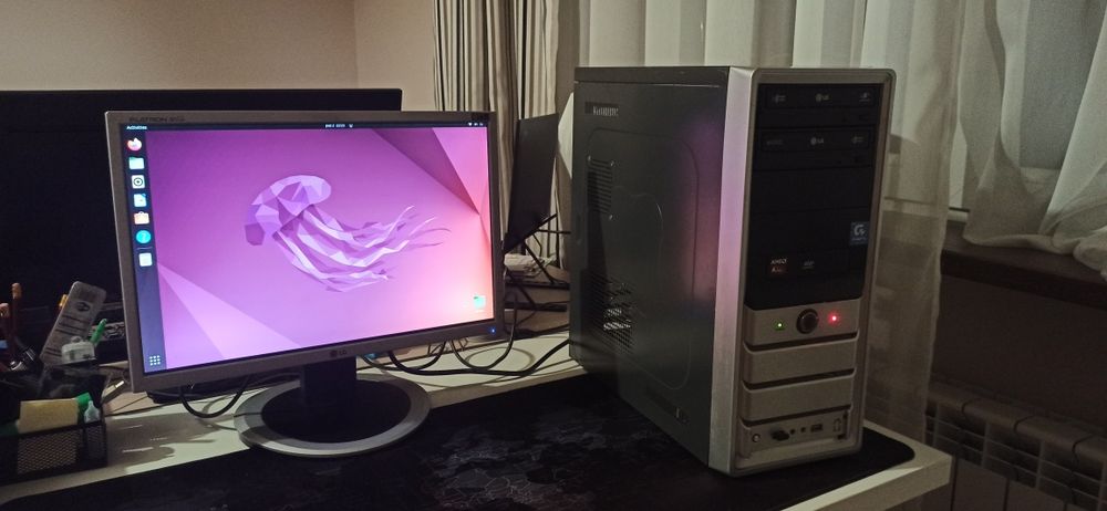 Komputer stacjonarny mustang.