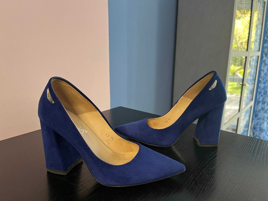 Venezia, super modne zamszowe czółenka kobaltowe