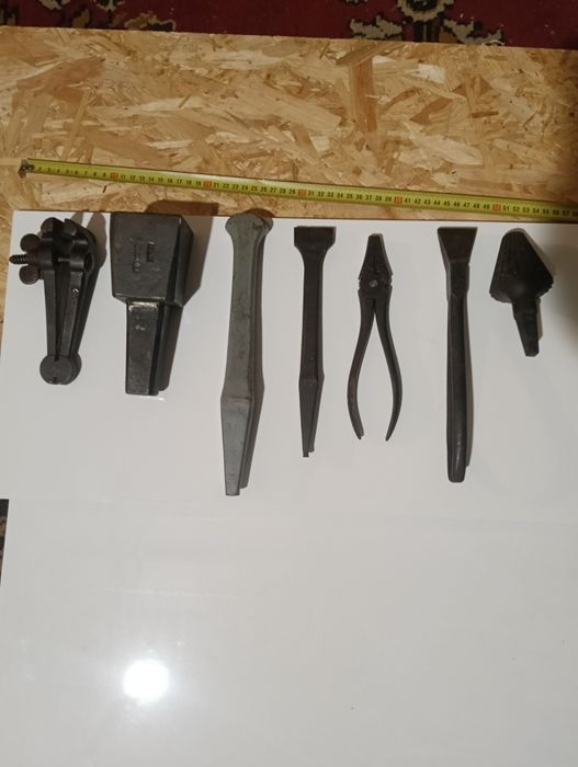 Zestaw starych narzędzi kowalskich PRL  szczypce imadło i inne