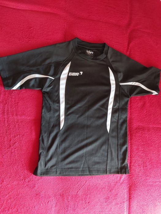 Czarna sportowa koszulka chłopięca