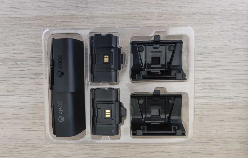 KIT Xbox Series X 1TB (Consola + 2 Comandos + Base Carregador + Acessórios)