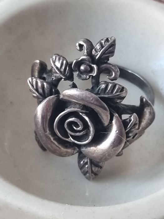 Stary srebrny piękny pierścionek z różą vintage