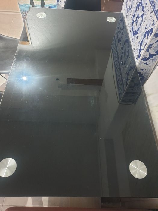 Mesa de jantar sem cadeiras.