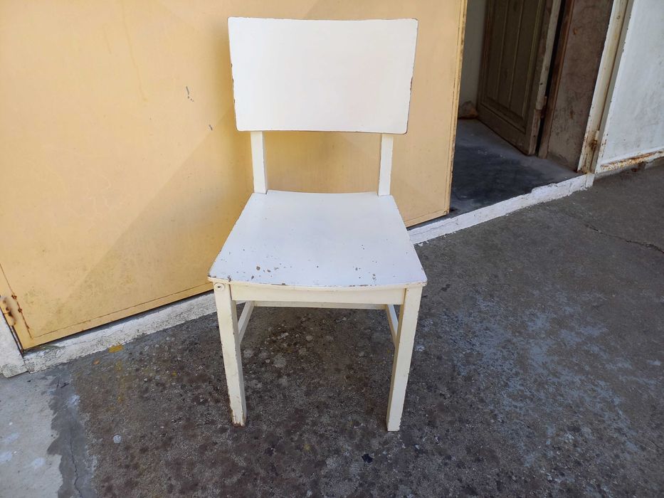 Cadeira em Madeira muito Resistente