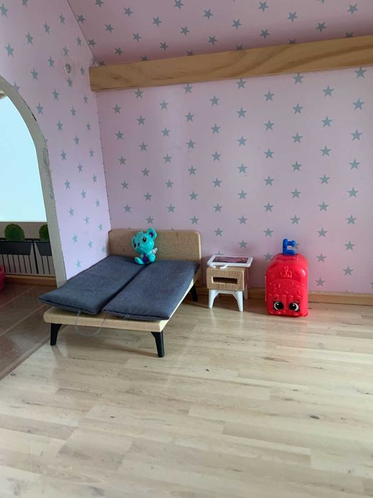 Casinha de brincar em madeira. Como nova. Com acessórios. 75€