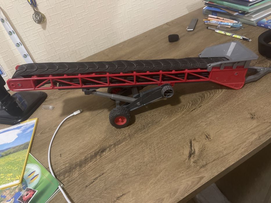 Дитяча іграшка , конвеєр… із серії брудер