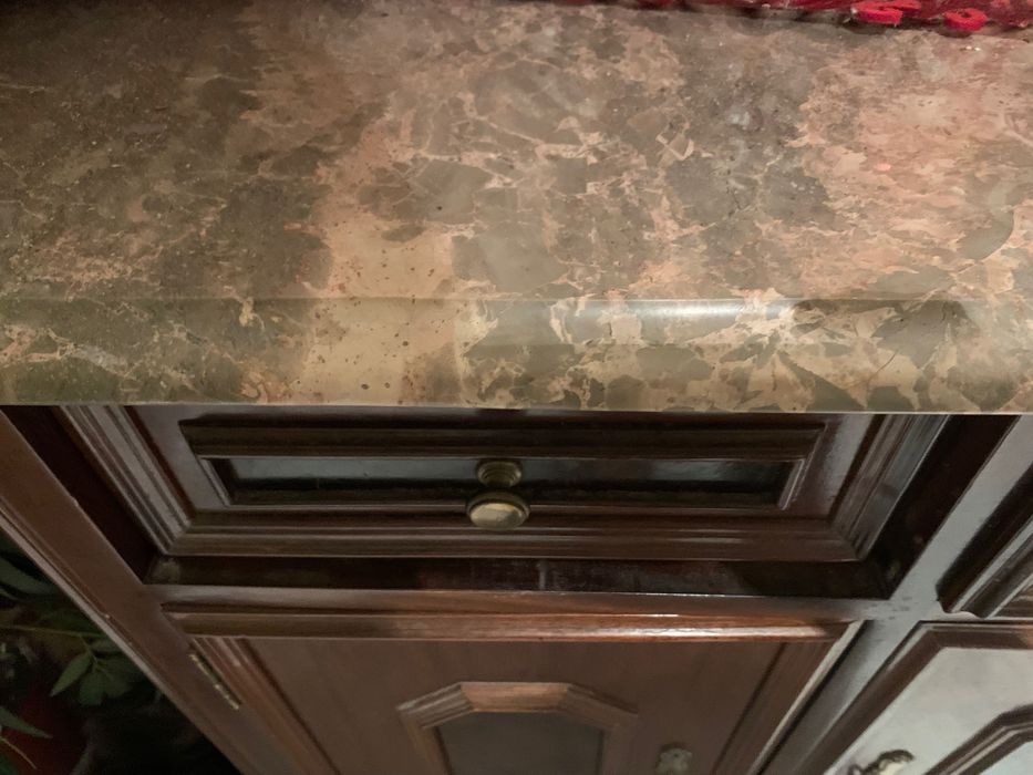 Sapateira com tampo de pedra  de mármore escuro em bom estado