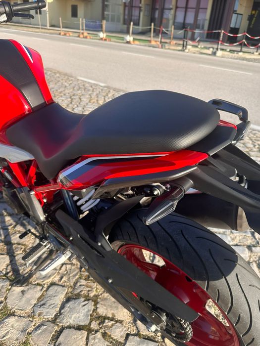 BMW G 310 R vermelha