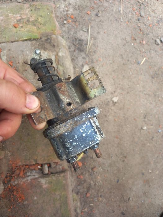 Втягующе реле ЗИЛ 130 131 нове є двох видов