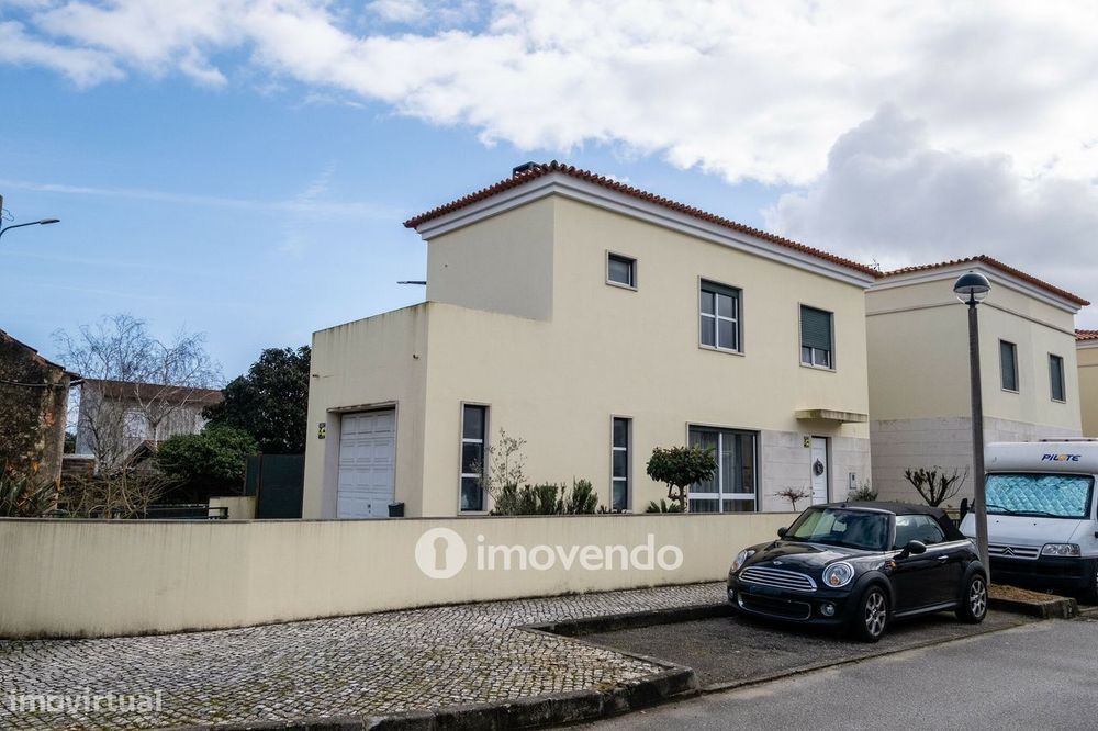 Moradia T3 mobilada e equipada, com garagem e jardim, na Mealhada