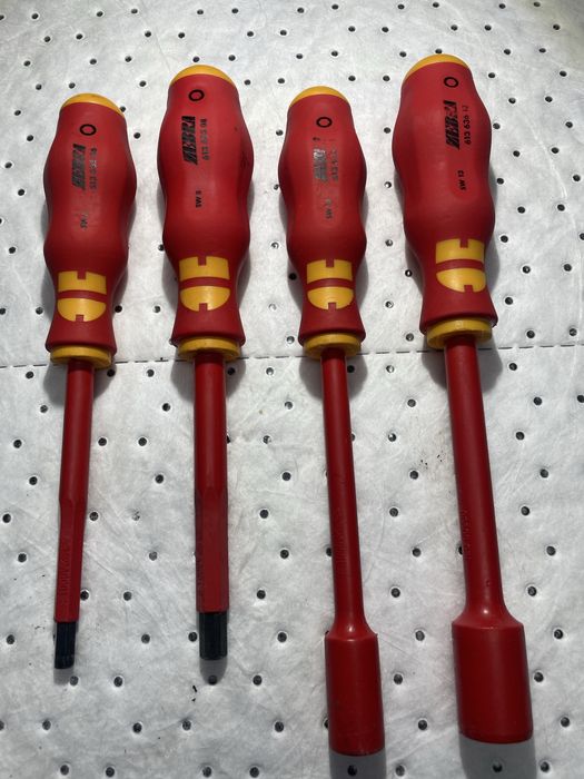 Narzedzia izolowane dla elektrykow