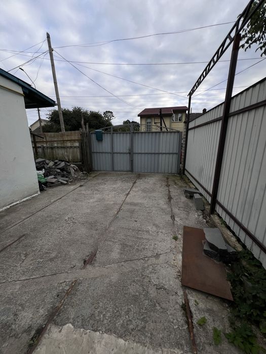 Продам два приватних будинки у одному дворі