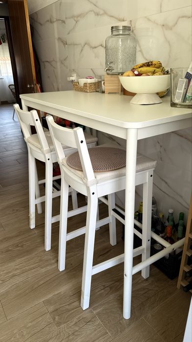 Mesa e duas cadeiras altas de cozinha Ikea