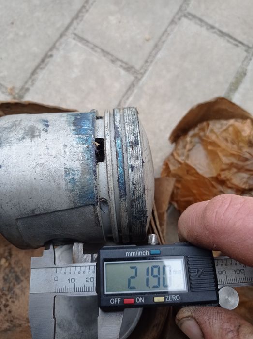 Продам комплект поршнів з кільцями  на Москвич.