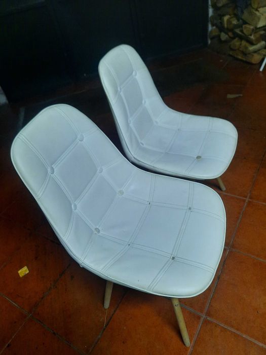 Duas cadeiras em pele branca