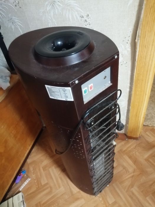 Кулер для води, на три крана