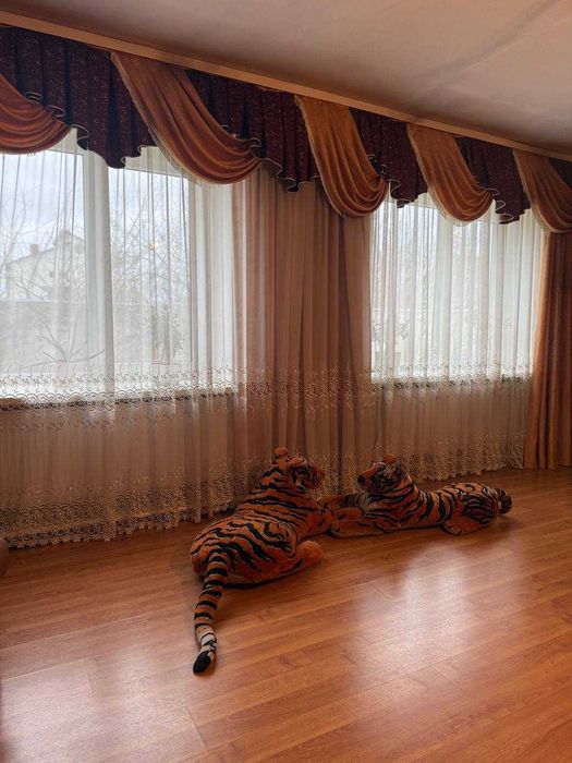 Продаж просторого будинку з ремонтом, автономією та гаражем у будівлі!