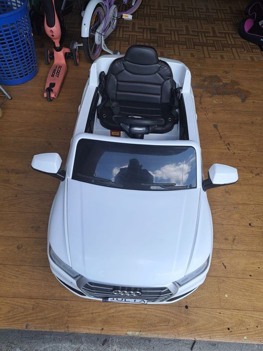 Biała audi na pilota