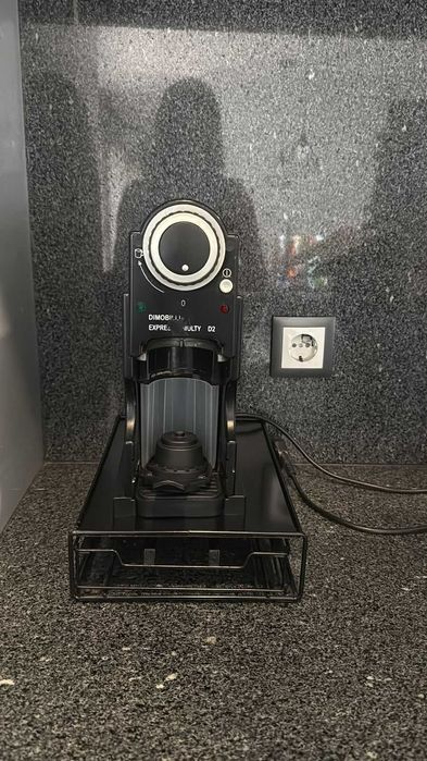 Cafeteira seminova com gaveta para guardar capsulas