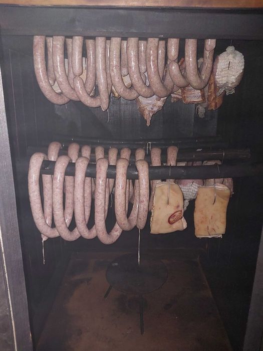 Duża drewniana wędzarnia