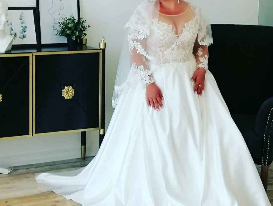 Гарна щаслива весільна сукня