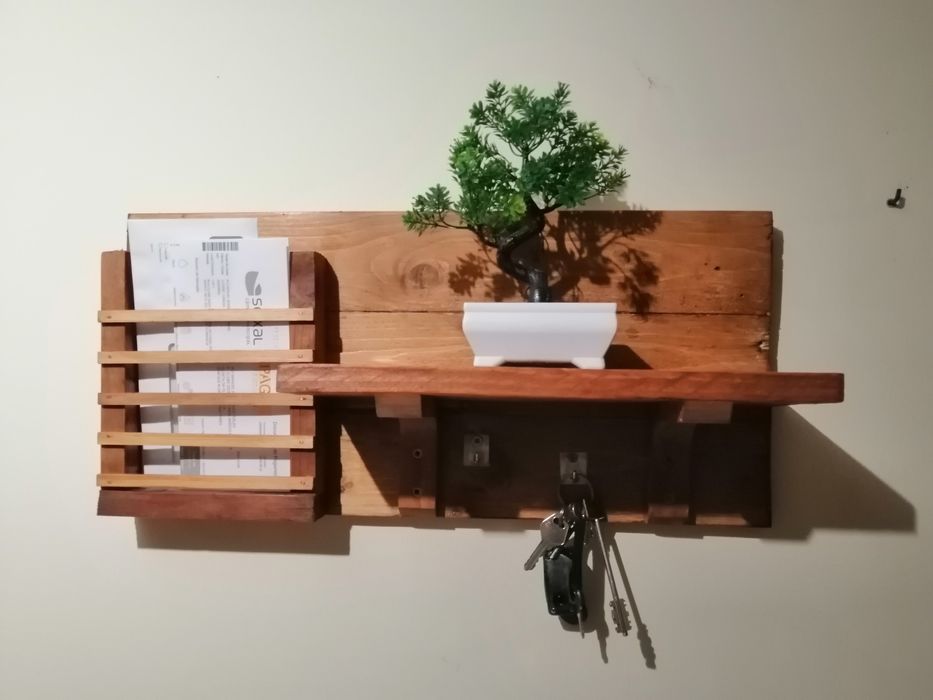 Chaveiro com prateleira e porta cartas