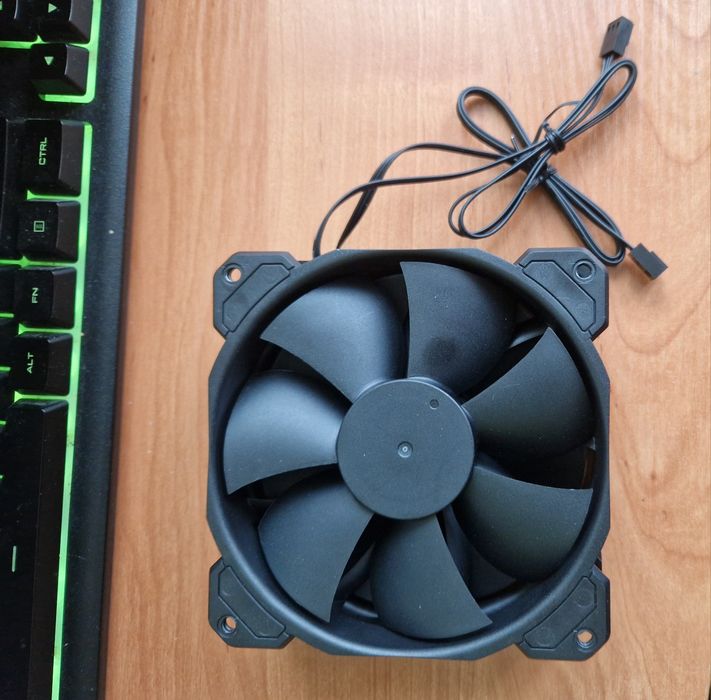 Wentylatory Corsair 120 x 120 mm  50 złotych za dwa Sprawne Nieużywane