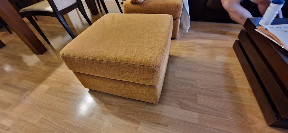 Conjunto de 2 puffs em tecido laranka em optimo estado. Vendo so 1