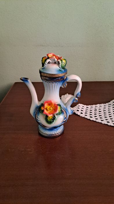 Bule floreado de porcelana